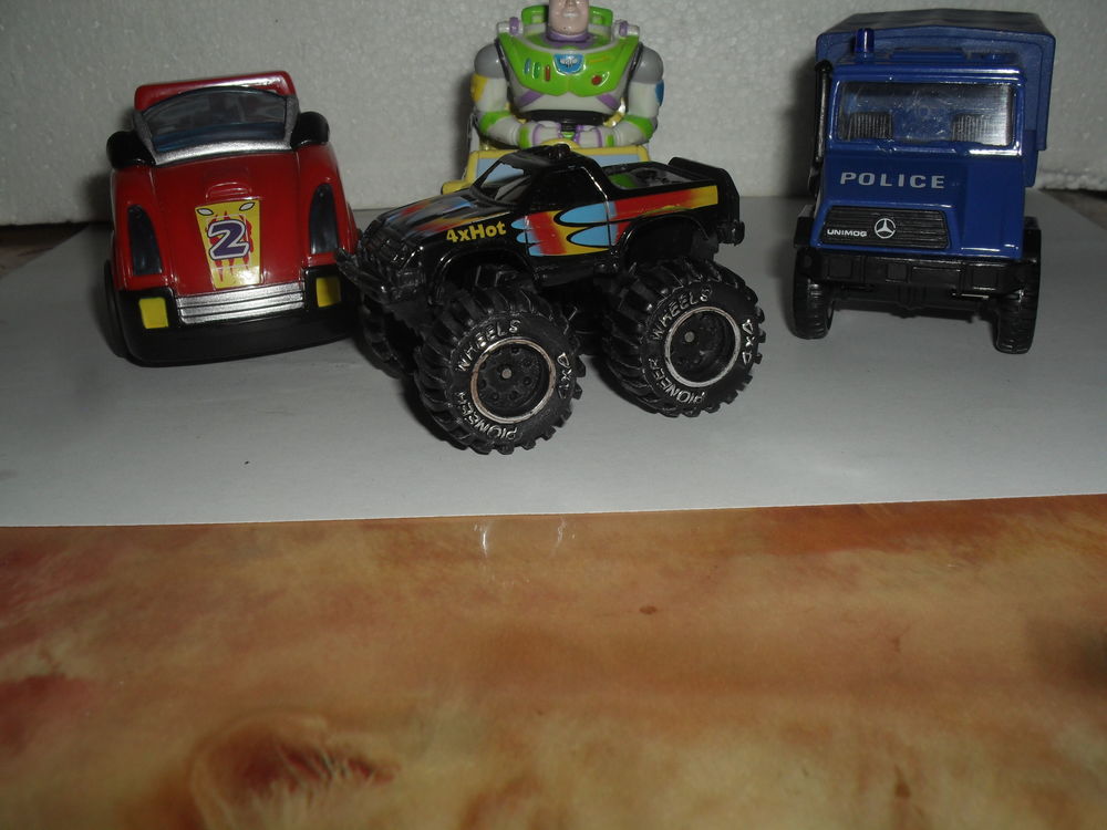 Lot de 4 v&eacute;hicules en tr&egrave;s bon &eacute;tat. Jeux / jouets
