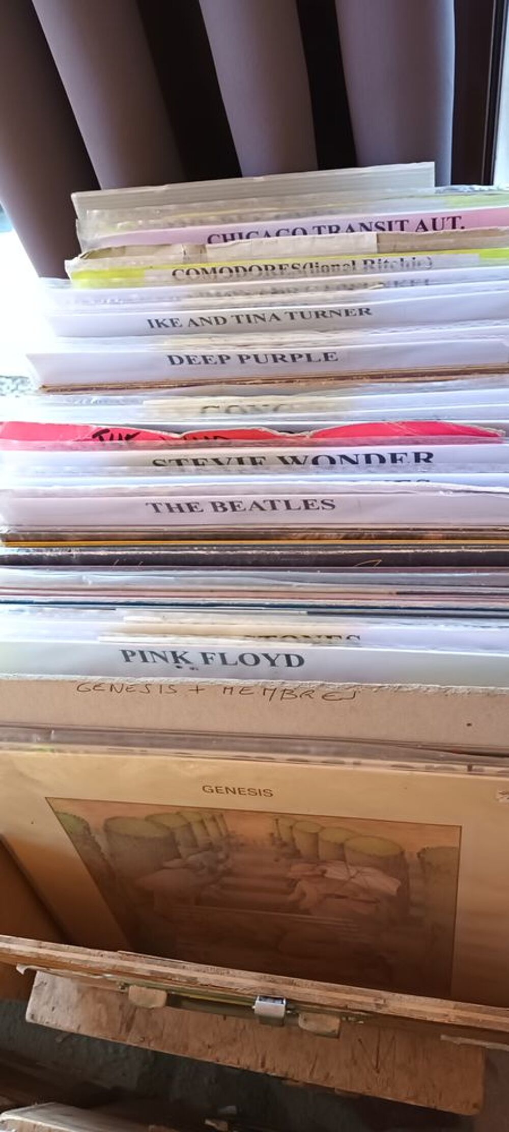 - de nombreux disques 45t 33t tous styles t CD et vinyles
