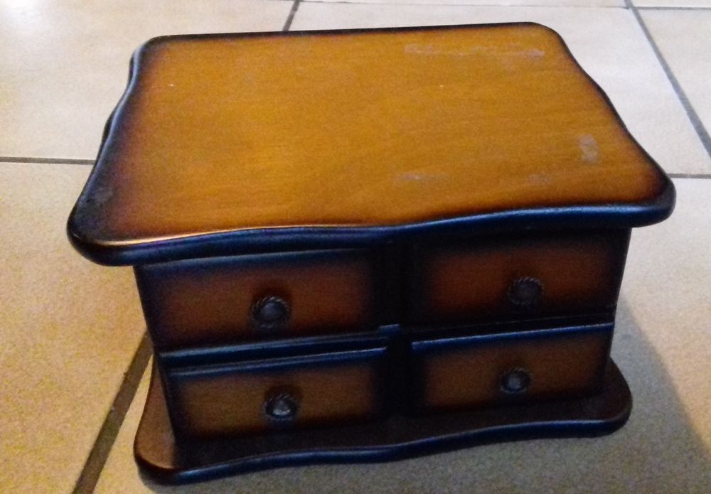 GRANDE BO&Icirc;TE &agrave; BIJOUX en BOIS et FEUTRINE Bijoux et montres