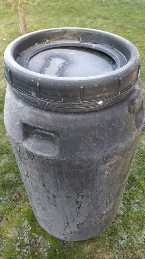 Bidon noir 200 litres 25 Maulévrier (49)