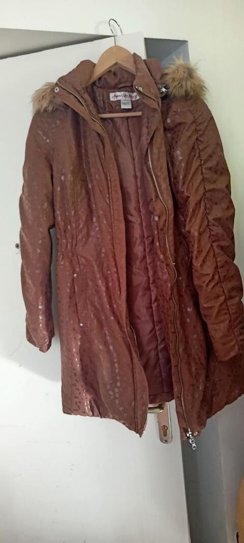 Manteau d'hiver marron avec capuche en fourrure synthtique 25 Paris 17 (75)