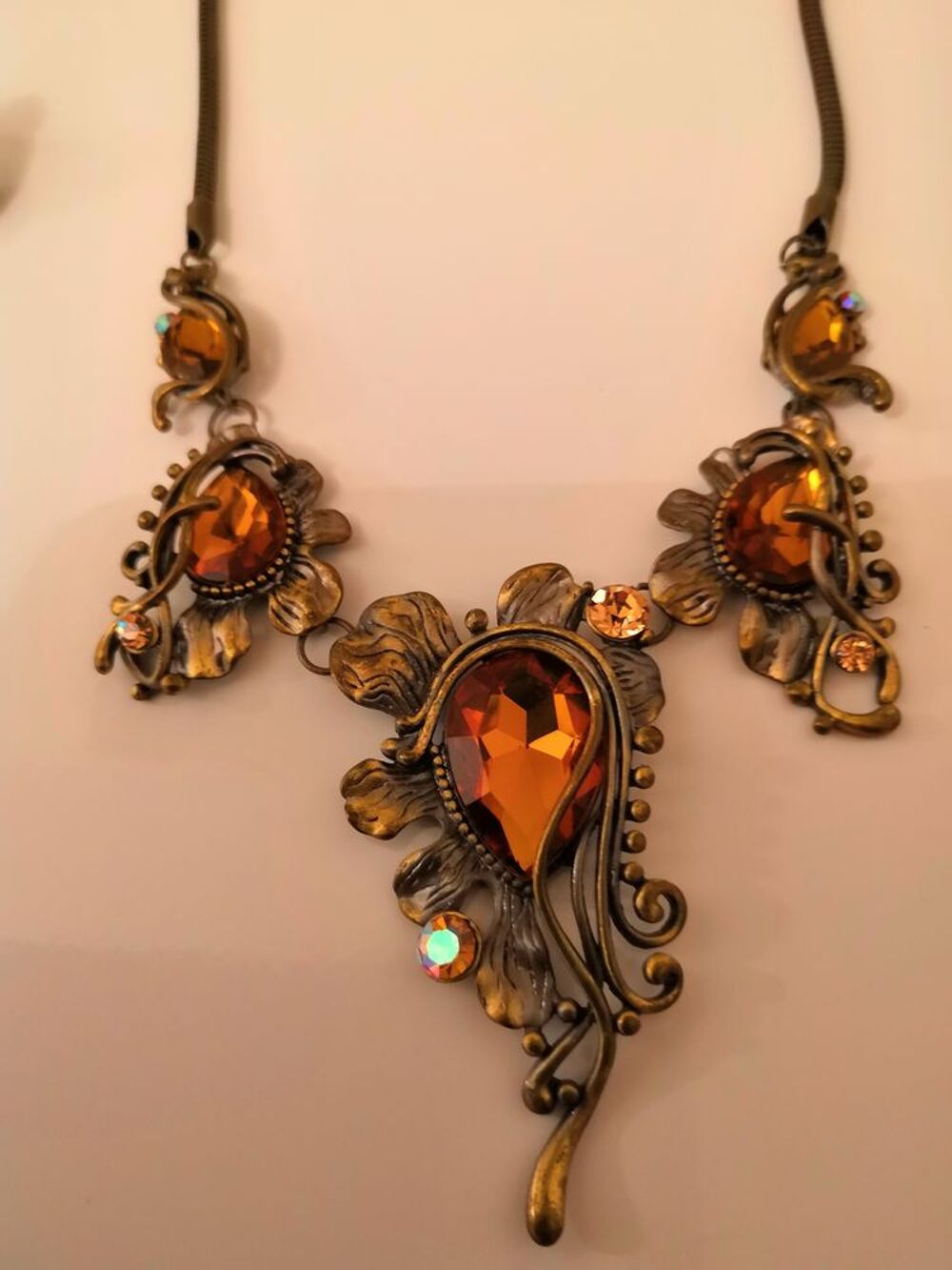 collier et boucles d'oreilles assorties fantaisie Bijoux et montres
