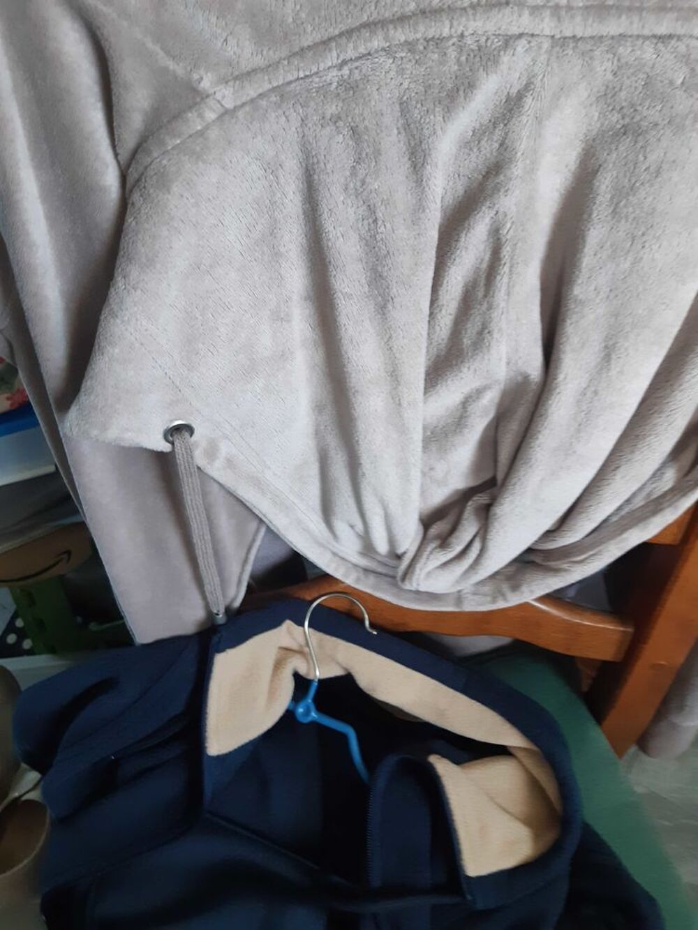 petit blouson en velours ou en coton capuche fermeture &eacute;clair 2 poches des tas de couleurs Vtements