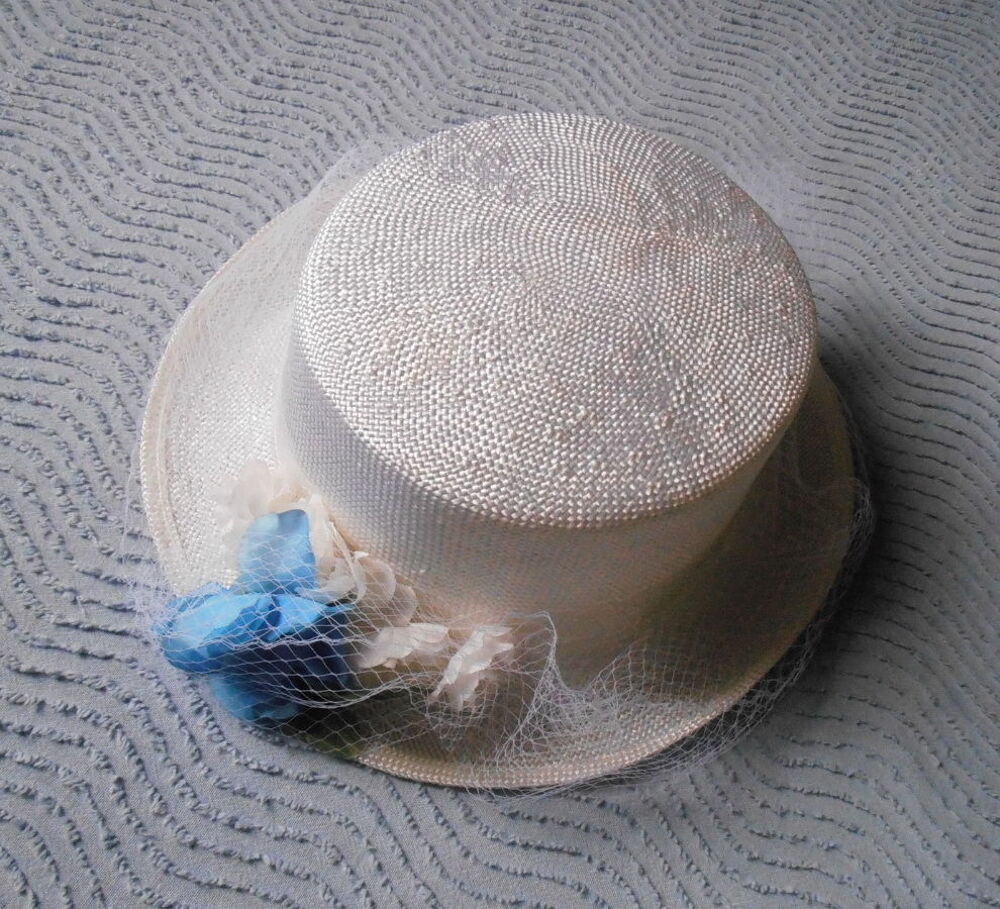 Chapeau blanc avec filet et fleurs blanches, bleue &amp; feuille Vtements