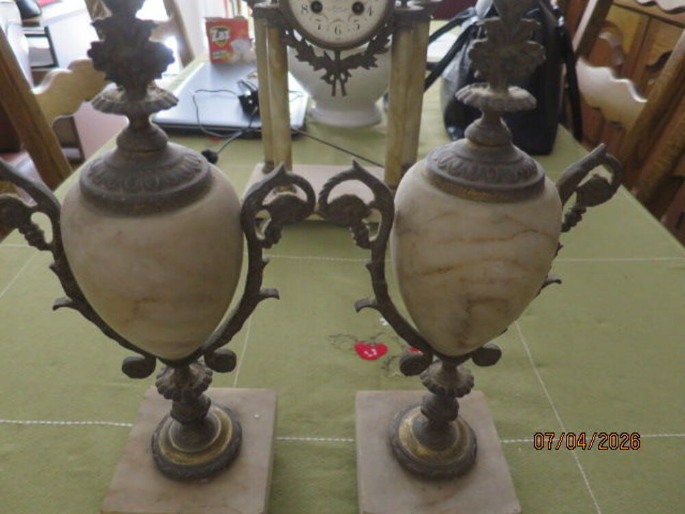 PENDULE ANCIENNE avec 2 cand&eacute;labres 