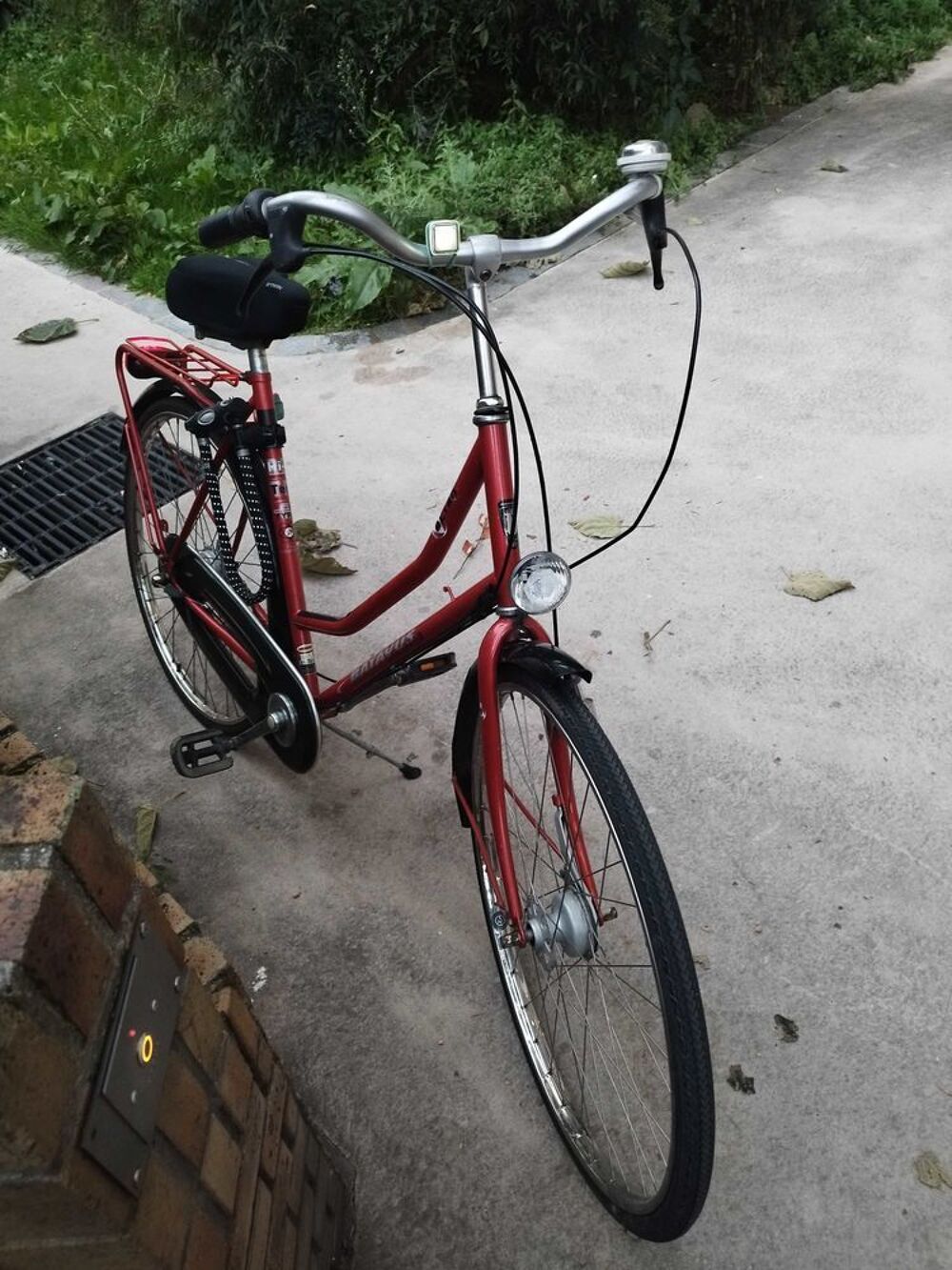 v&eacute;lo batavus r&eacute;tro avec sacoches narbel et antivol u TBE Vélos