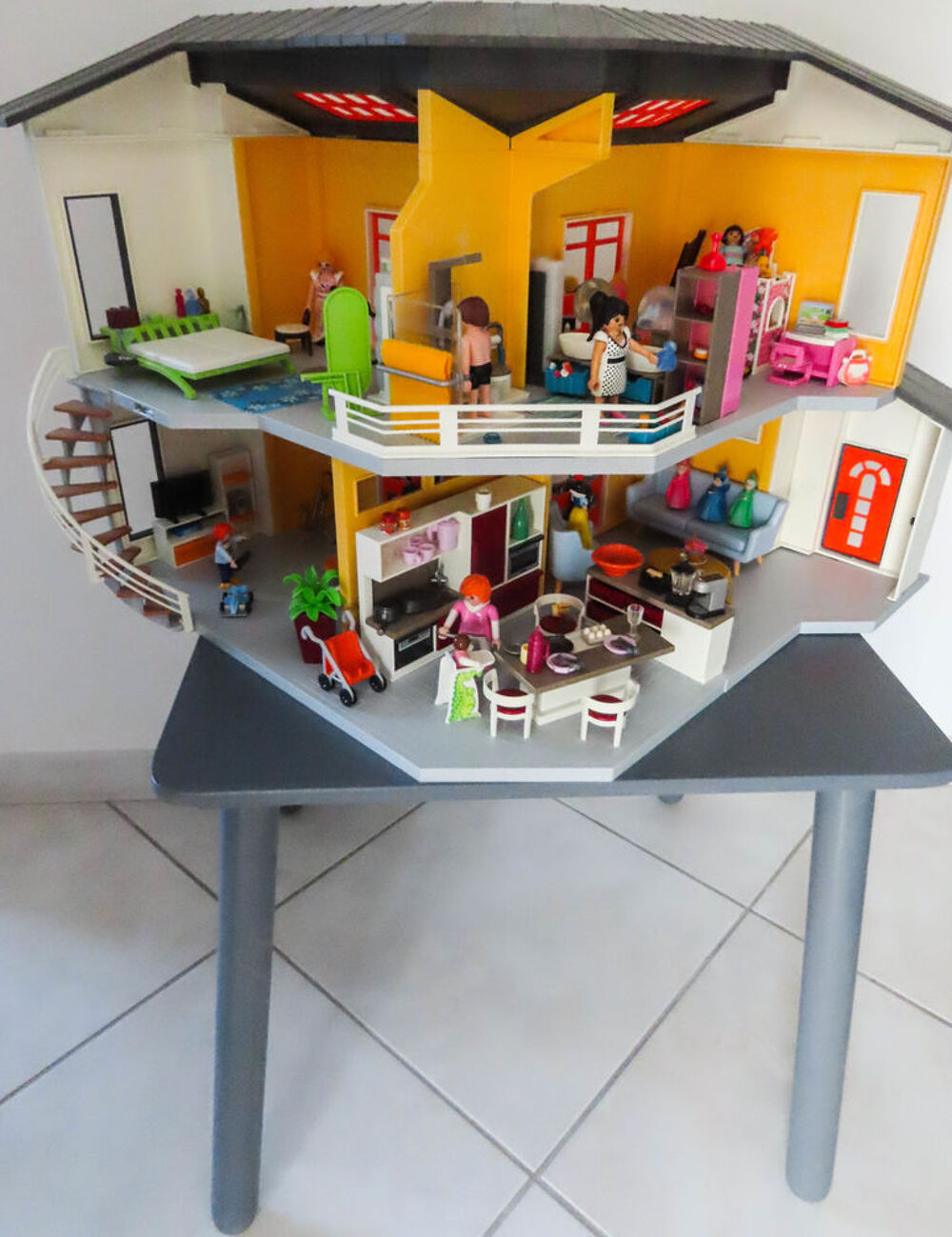 Playmobil Citylife la maison moderne enti&egrave;rement meubl&eacute;e 
Jeux / jouets