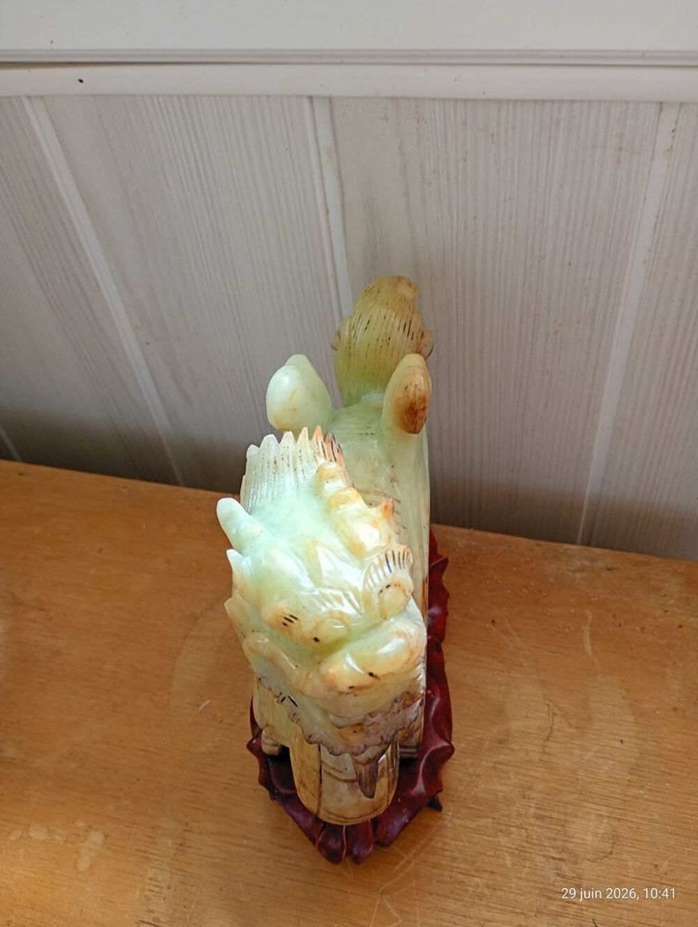 statuette en jade forme de dragon poser sur son socle 