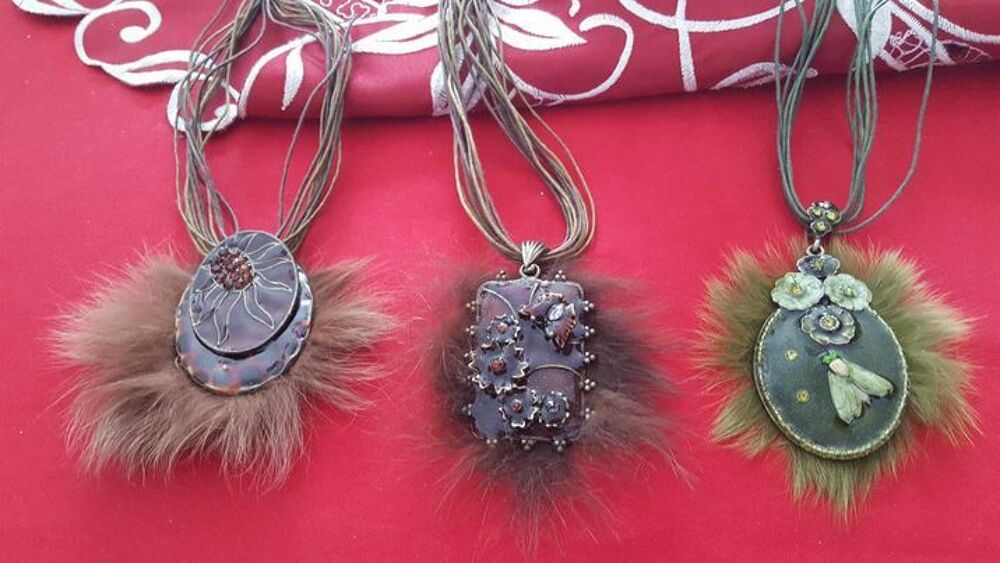  Trois pendentifs fabrication artisanale mod&egrave;le unique Bijoux et montres