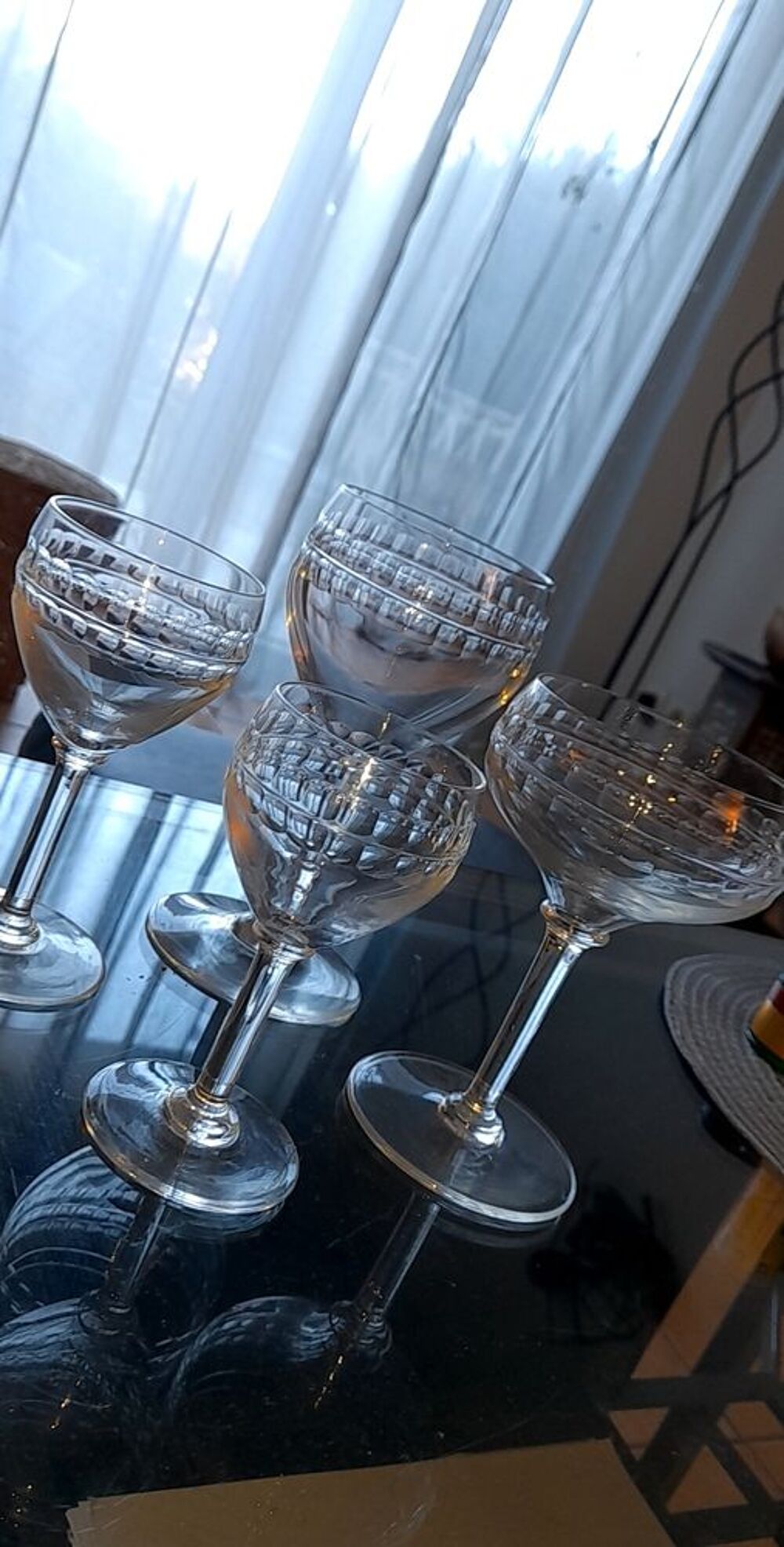 Service 24 pi&egrave;ces anciennes de verre en cristal et 2 carafes 