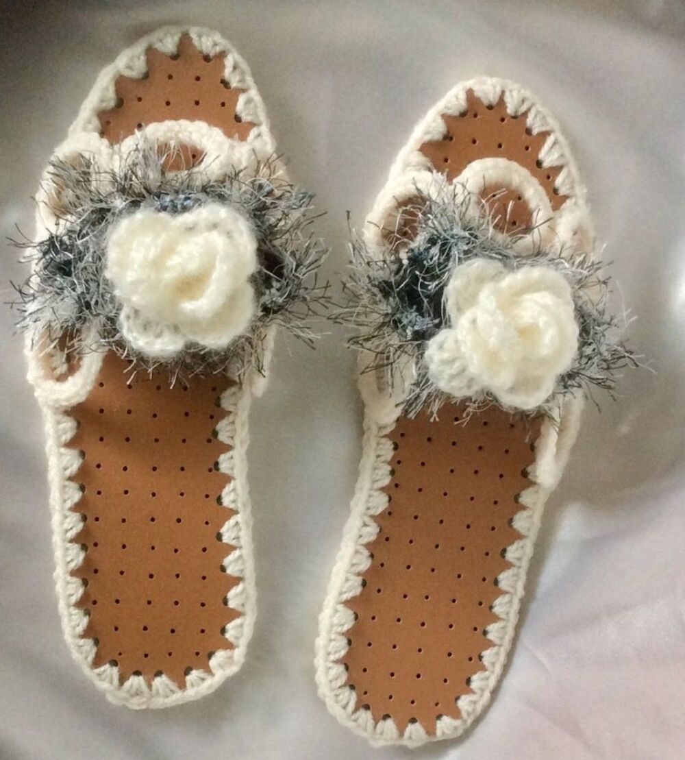 Chic chaussons - tongs avec semelles anti d&eacute;rapa,pour femme. Chaussures