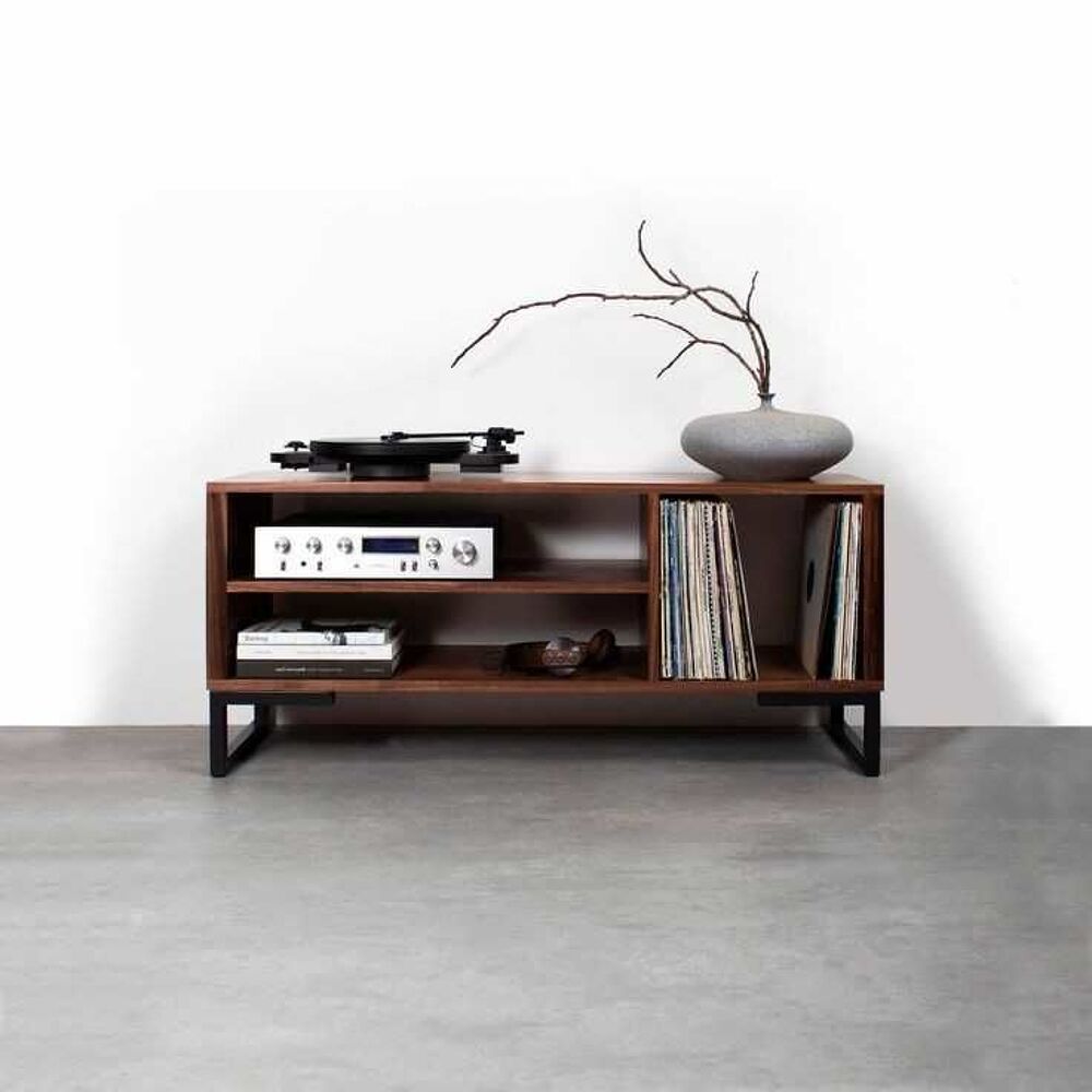 Noyer noir sur fond minimaliste <
jambes adratiques. Meubles