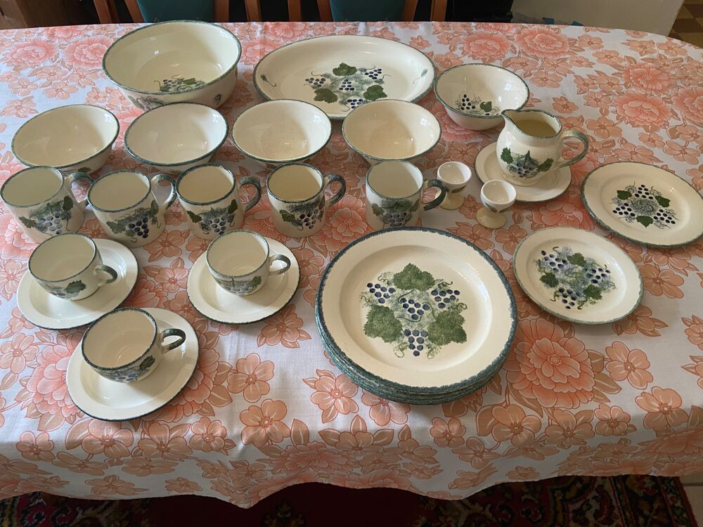 26 pi&egrave;ces de vaisselle Poole Pottery - s&eacute;rie "Vineyard" Cuisine