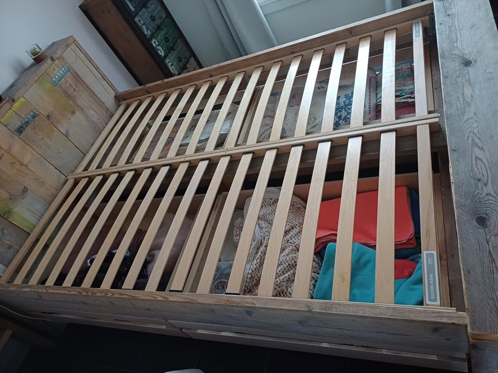 Tr&egrave;s beau lit+ 2 tables de chevet Meubles
