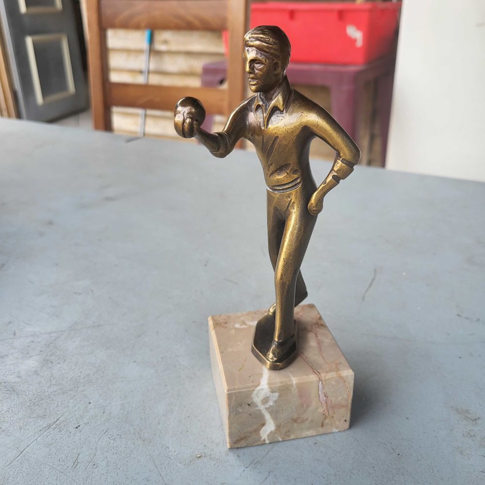 statut joueur de boules en bronze 