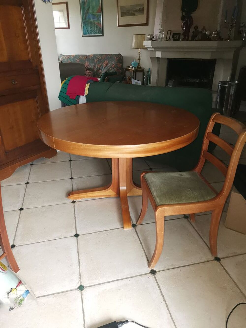 table ronde avec rallonge int&eacute;gr&eacute; 12 couverts et 6 chaises Meubles