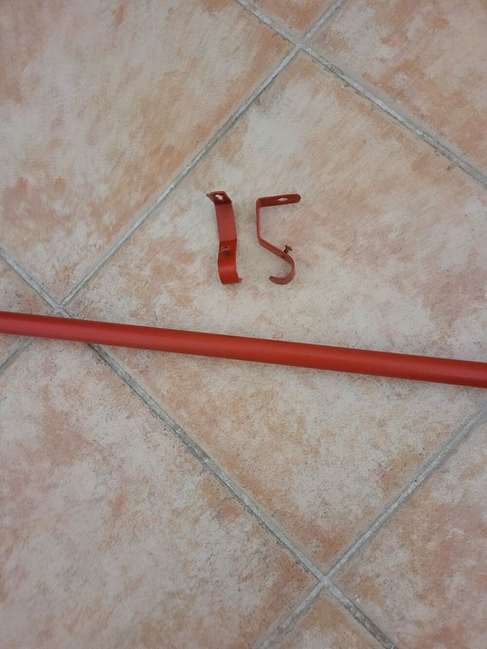 TRINGLE A RIDEAUX ROUGE AVEC 2 EMBOUTS Décoration