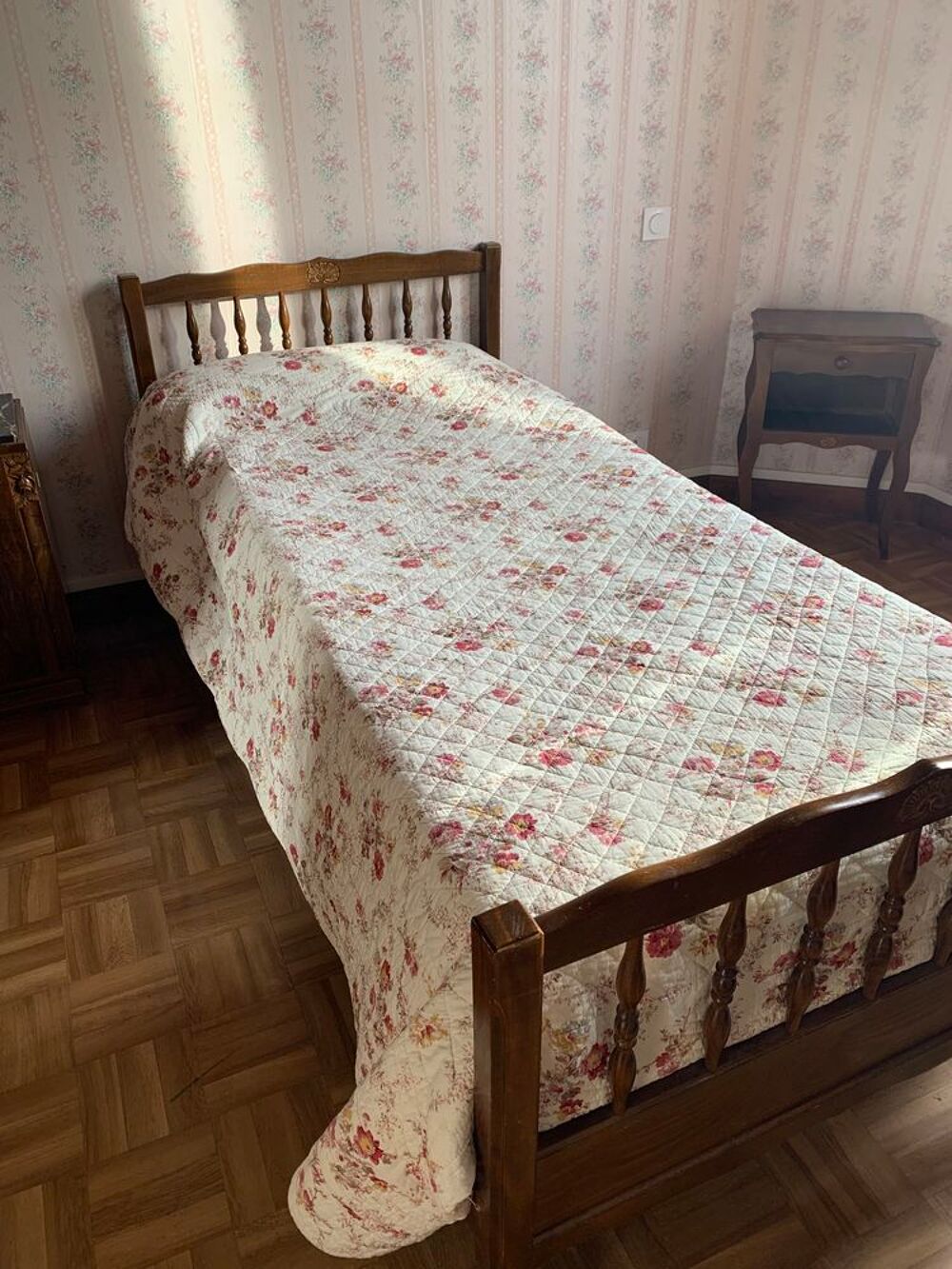 Lit une place et matelas et armoir Meubles
