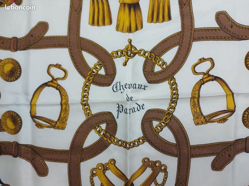 Castel Foulard Soie Fond Ivoire Bord Noir Chevaux de Parade Vêtements