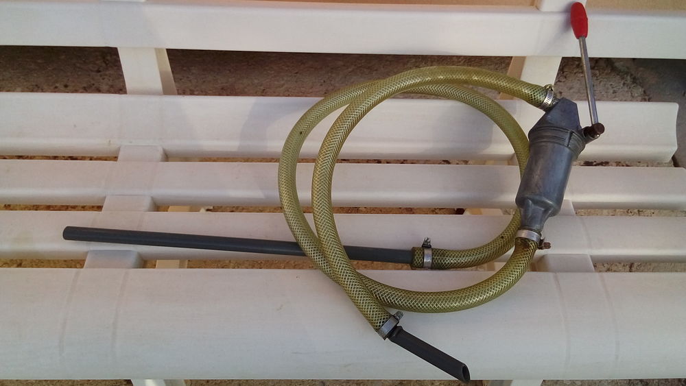 une pompe cylindrique a levier en bon &eacute;tat . Bricolage