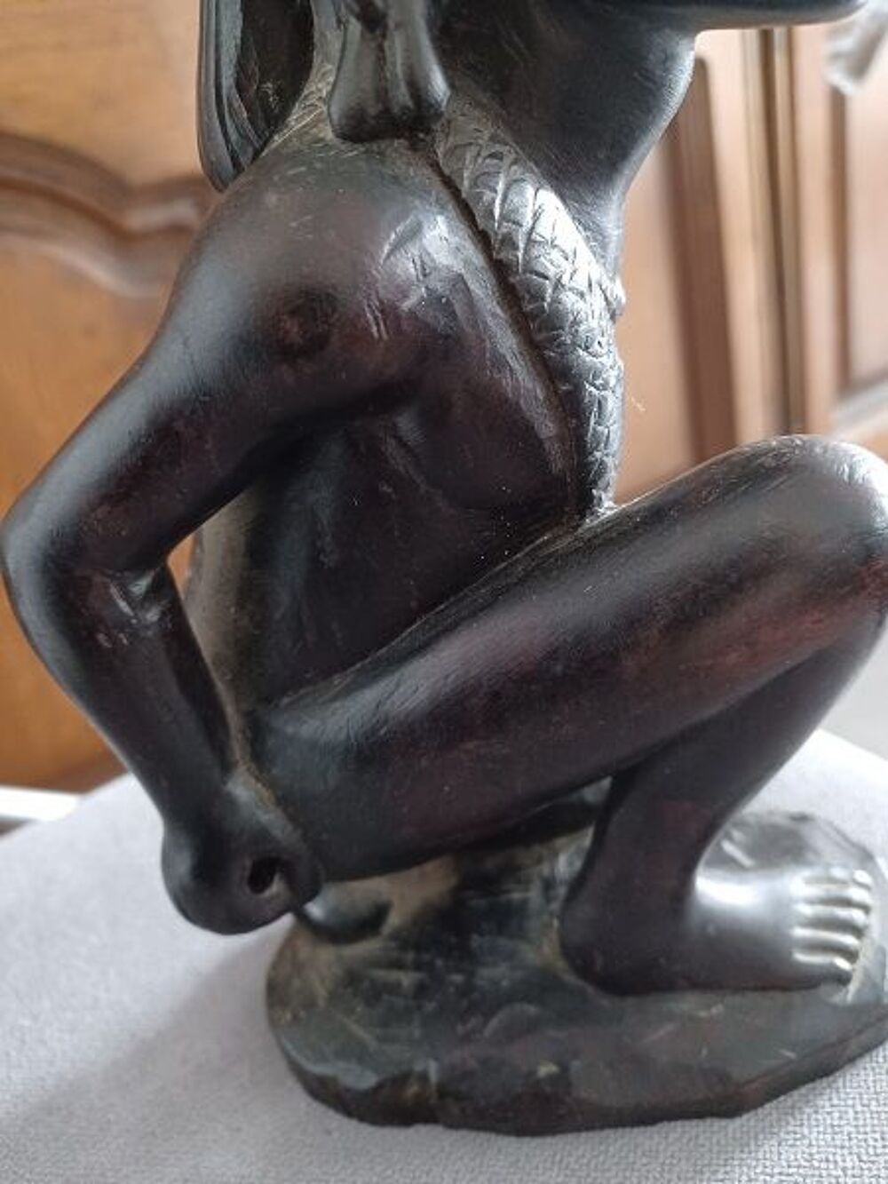 Figurine africaine, guerrier Massa&iuml;, en bois dur sculpt&eacute; 