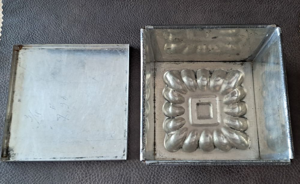 ancien moule &agrave; glace, ou entremets en fer blanc. 