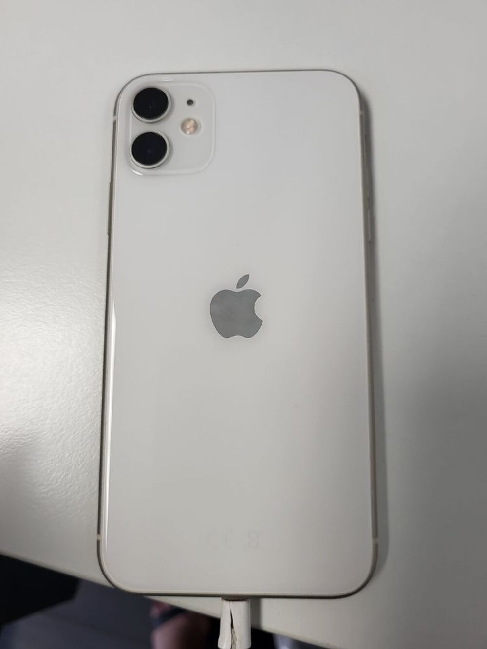 Apple iphone 11 128 go &eacute;tat quasi neuf BLANC bo&icirc;te d'origine Téléphones et tablettes