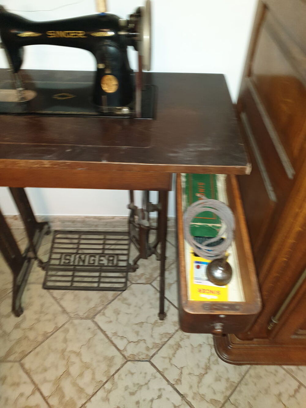 Machine &agrave; coudre, authentique vintage avec accessoires 
