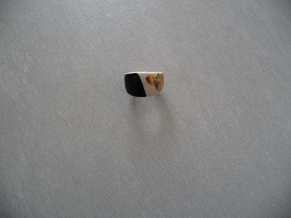 Bague en porcelaine motif dor&eacute; et noir Bijoux et montres