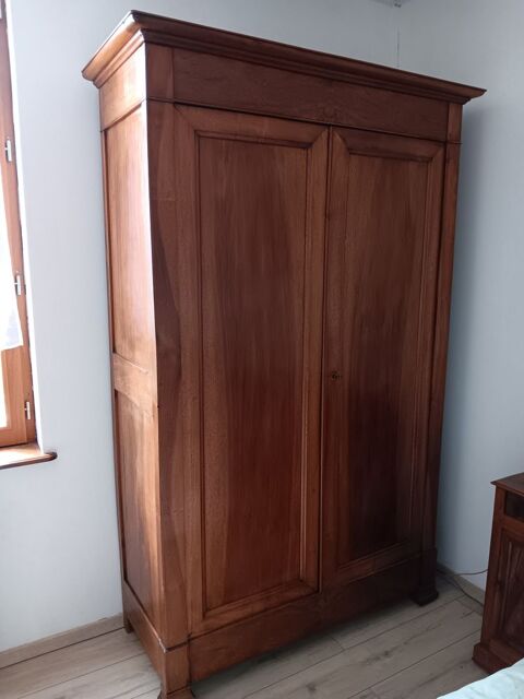 Armoire en noyer Louis Philippe (bien lire)
200 La Neuve-Lyre (27)