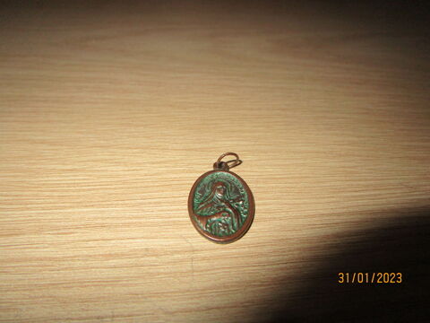 une médaille souvenirs de forme ovale , de Sainte Thérèse  10 Chanteloup-en-Brie (77)