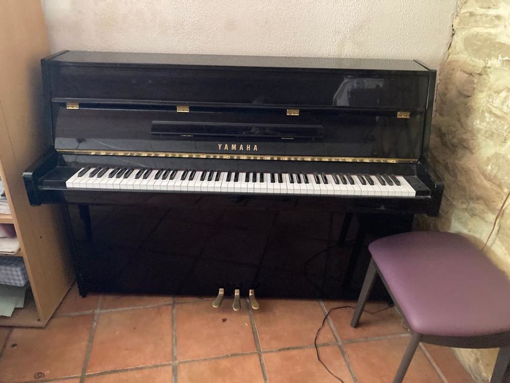 Piano droit d'&eacute;tude Yamaha noir Instruments de musique