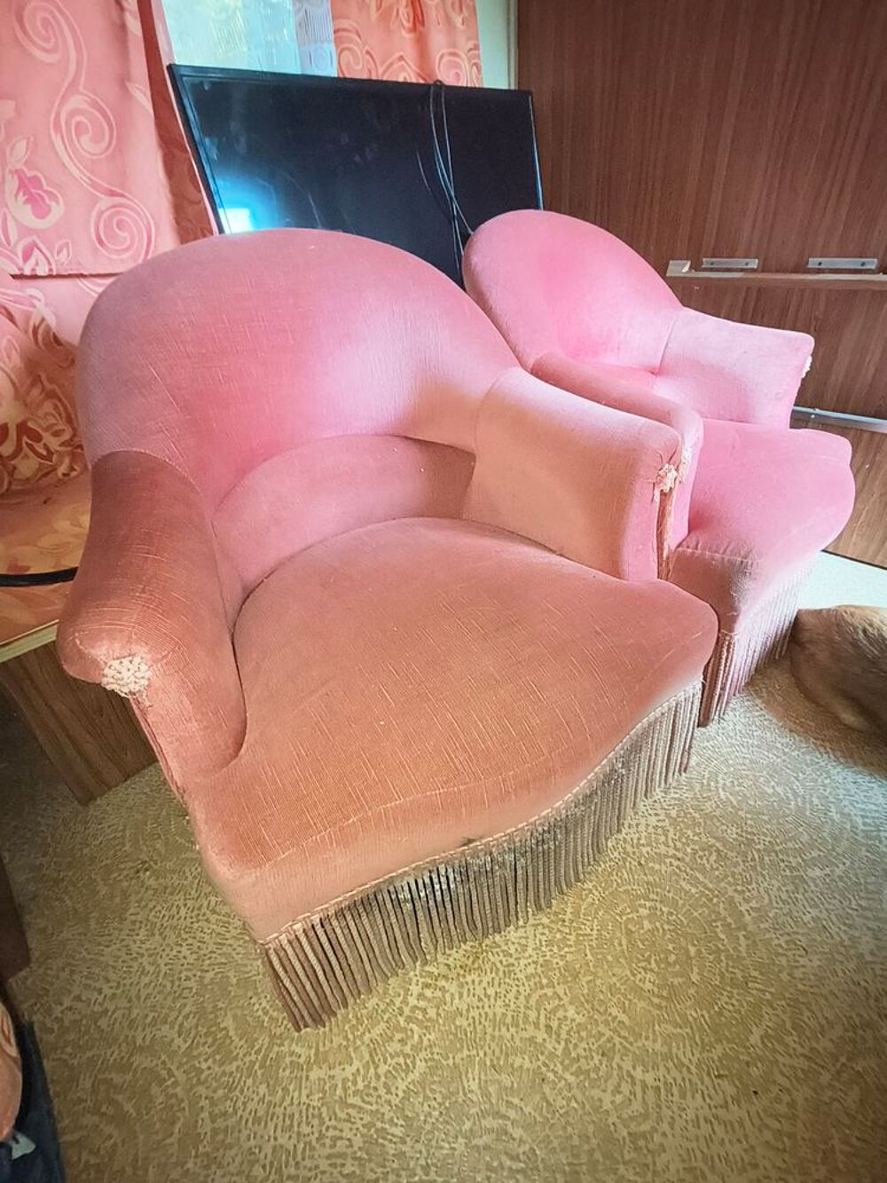 Anciens fauteuils crapaud en velours rose. Meubles