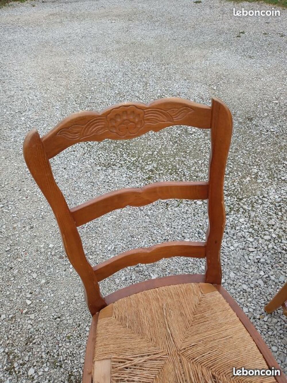 4 chaises un peu anciennes Meubles