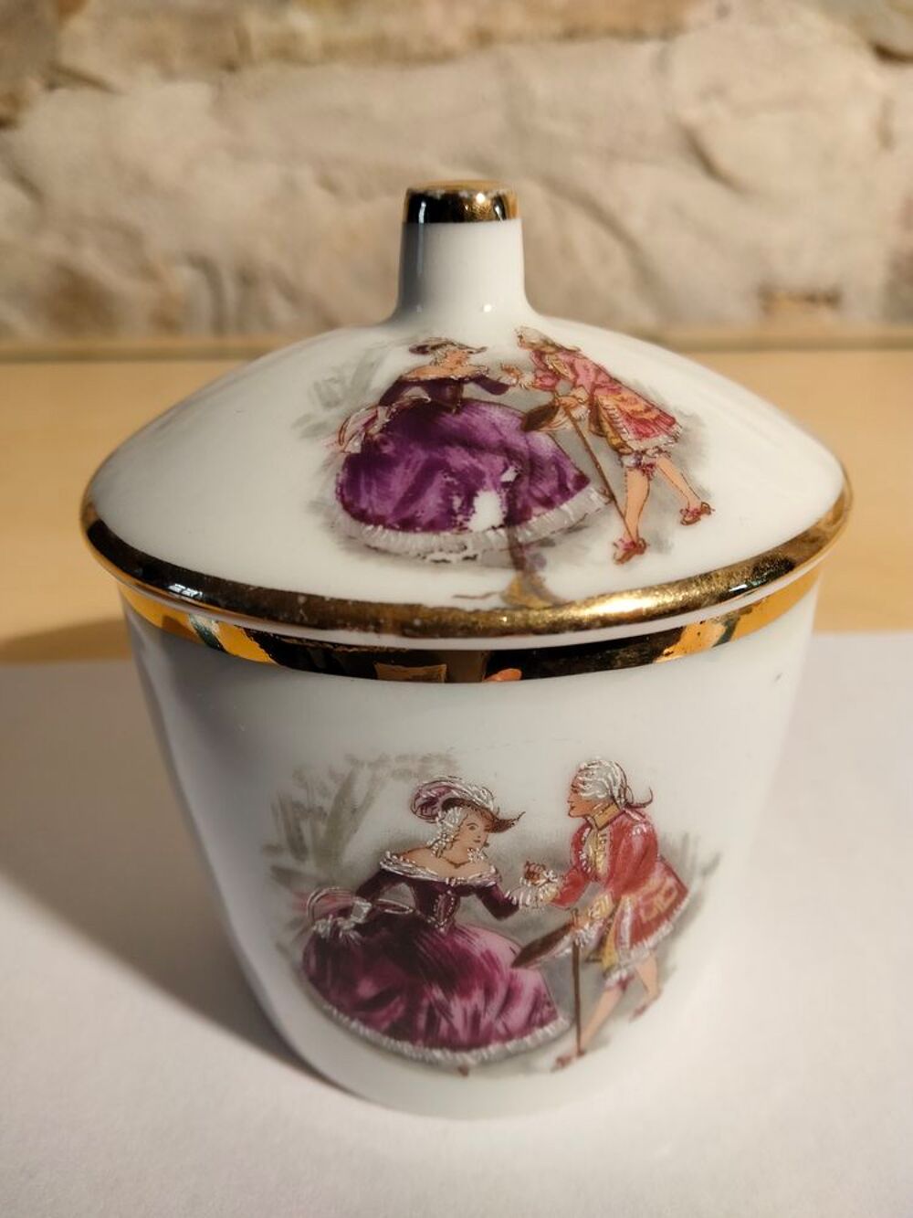 Petit pot en porcelaine. Décoration