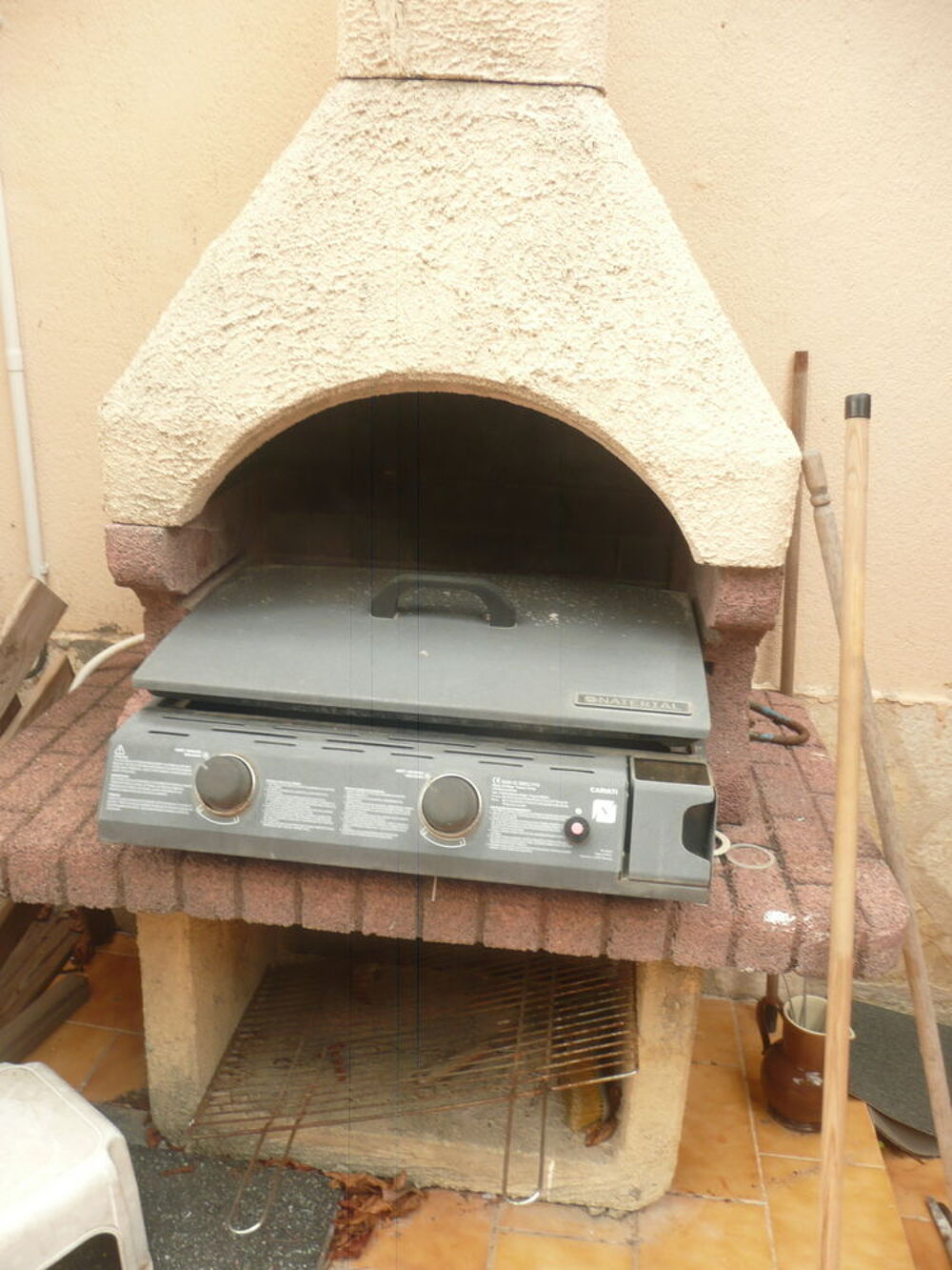 plancha dans barbeque en pierre Jardin