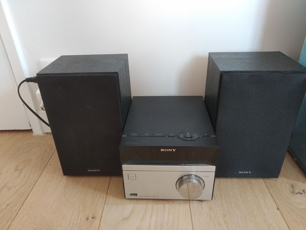 Cha&icirc;ne Hi-Fi avec 2 baffles en bois noir Audio et hifi