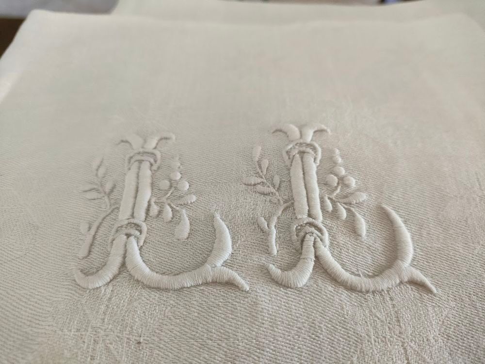 NAPPE ET SERVIETTES ASSORTIES "LL" Décoration
