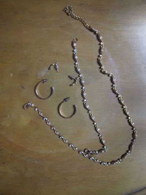collier bracelet et boucles d'oreilles fantaisie et autres 0 Mérignies (59)