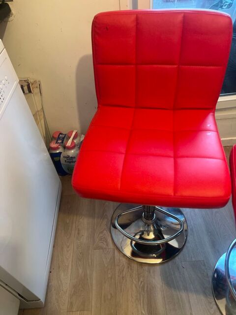 Tabourets rouges 25 Choisy-le-Roi (94)