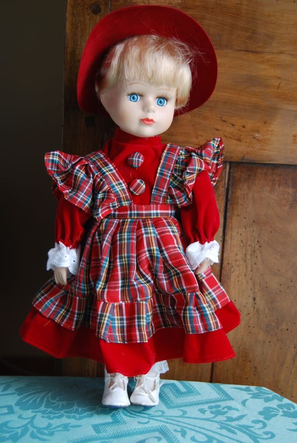 POUPEE DE COLLECTION Habits rouges 
