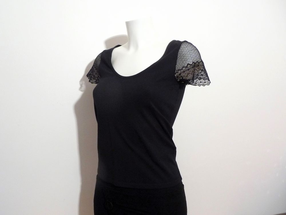 Top/ Tee Shirt Noir avec Dentelle et Manches Courtes-Naf Naf Vêtements