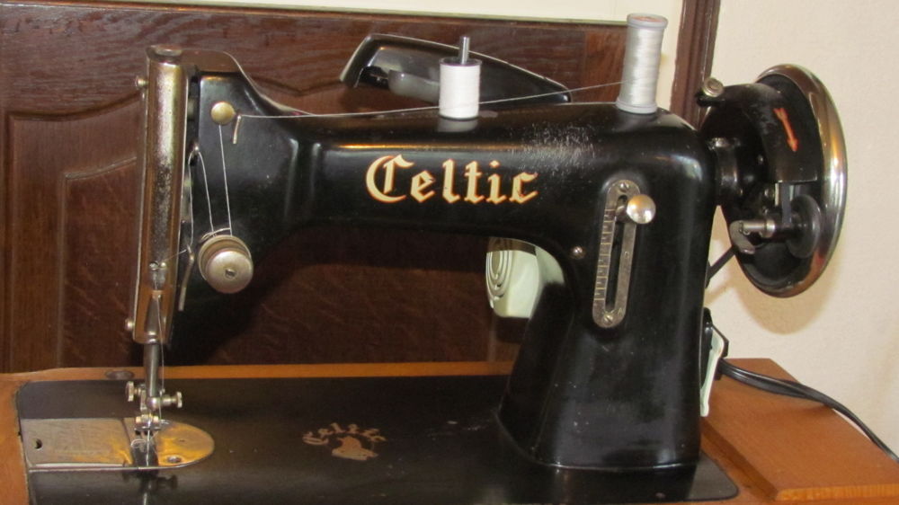 MACHINE A COUDRE ANCIENNE - EN ETAT DE FONCTIONNEMENT 