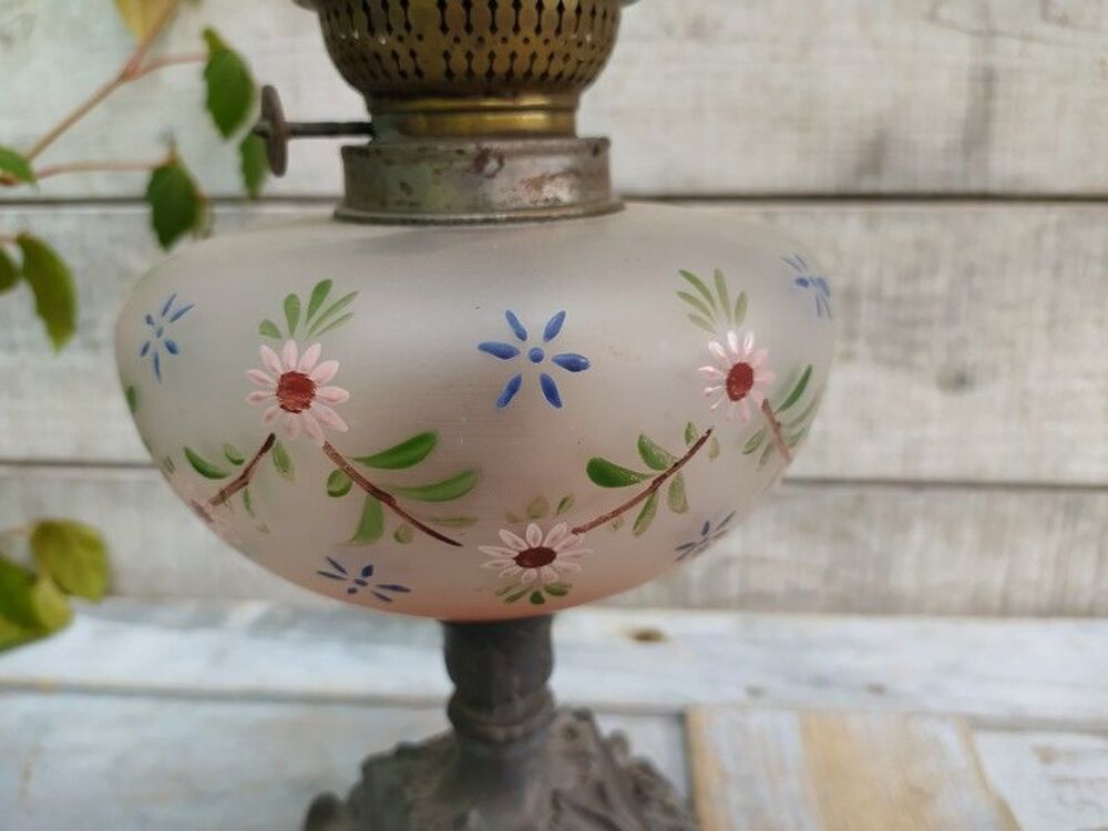 Ancienne Lampe &agrave; P&eacute;trole Toupie Verre &Eacute;maill&eacute; Petites Fleurs Décoration