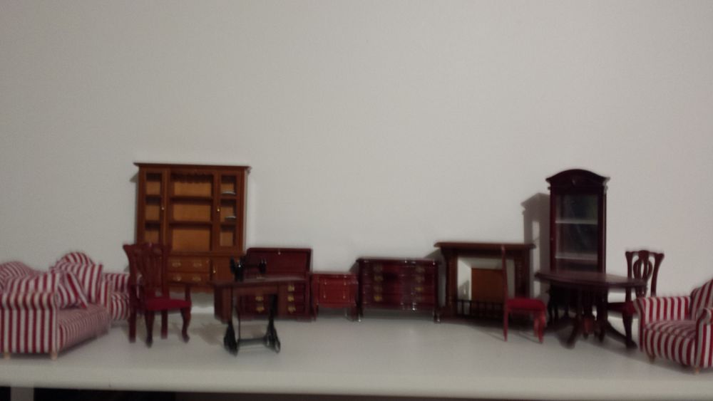 LOT MEUBLES DE MAISON DE POUPEE 