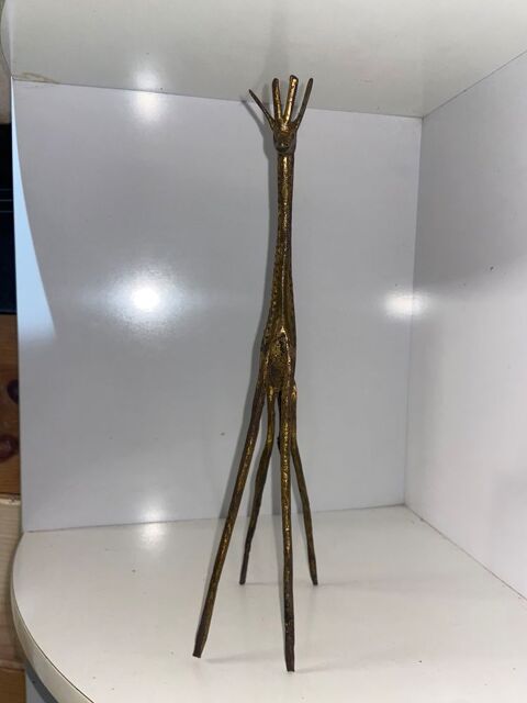 Découvrez cette élégante sculpture de girafe en laiton datant des années 1970. 50 Saint-Aubin-de-Médoc (33)