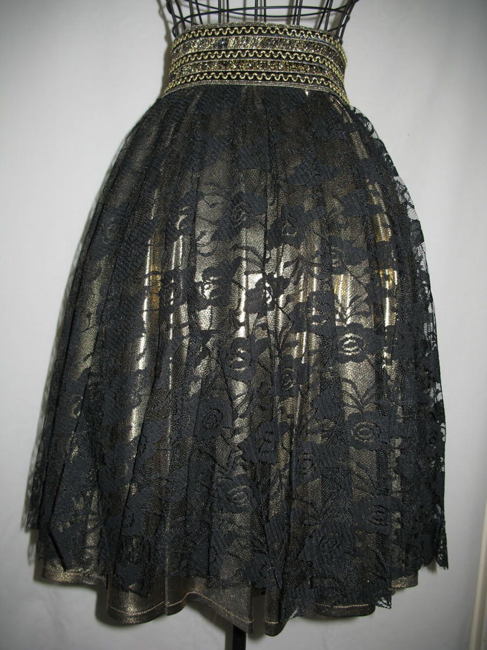 F&ecirc;tes : Jupe en tissu en lam&eacute; dor&eacute; dentelle - T40/42 Vêtements