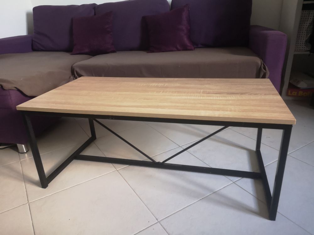 Table basse presque neuve. Meubles