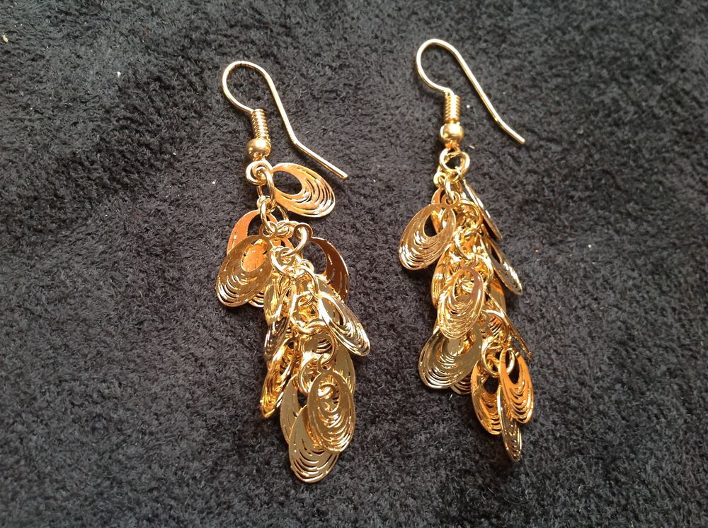 BOUCLES OREILLES DOR&Eacute;E OVALE GRAPPE Envoi Possible
Bijoux et montres