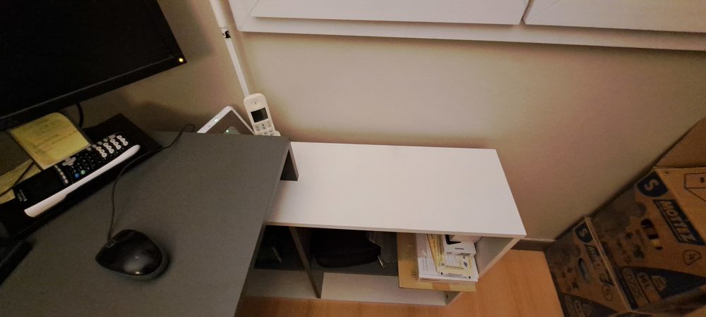 Bureau d'angle r&eacute;versible, blanc et gris. Meubles